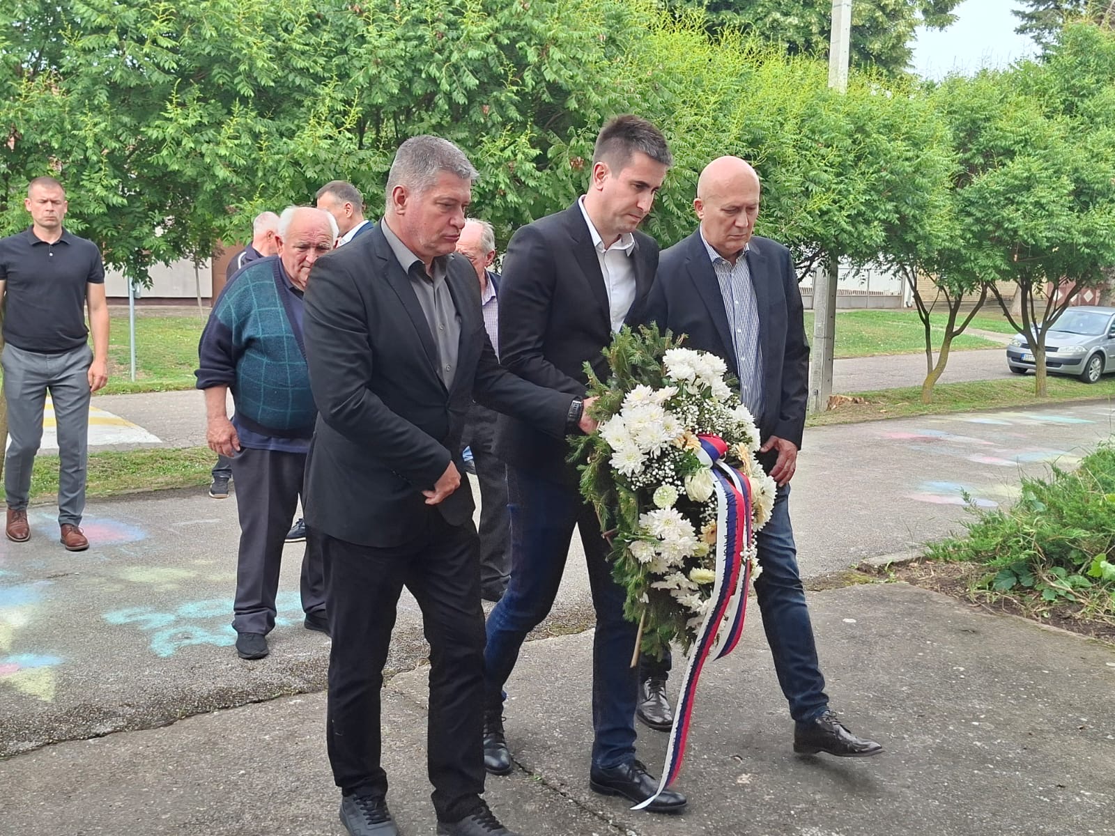 DELEGACIJA GRADA POLOŽILA VENCE NA SPOMEN-OBELEŽJA U NASELjENOM MESTU ALEKSA ŠANTIĆ