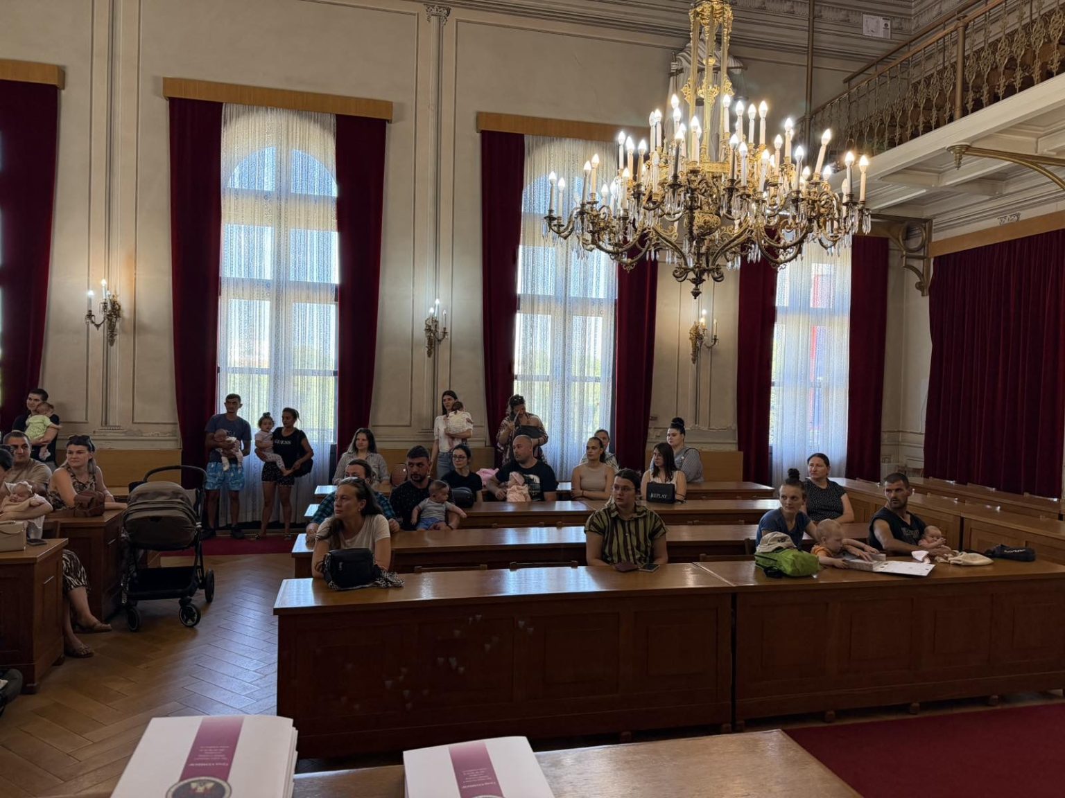 URUČENA REŠENjA O DODELI RODITELjSKOG DODATKA ZA PRVOROĐENO DETE I JEDNOKRATNE POMOĆI ZA NEZAPOSLENE PORODILjE