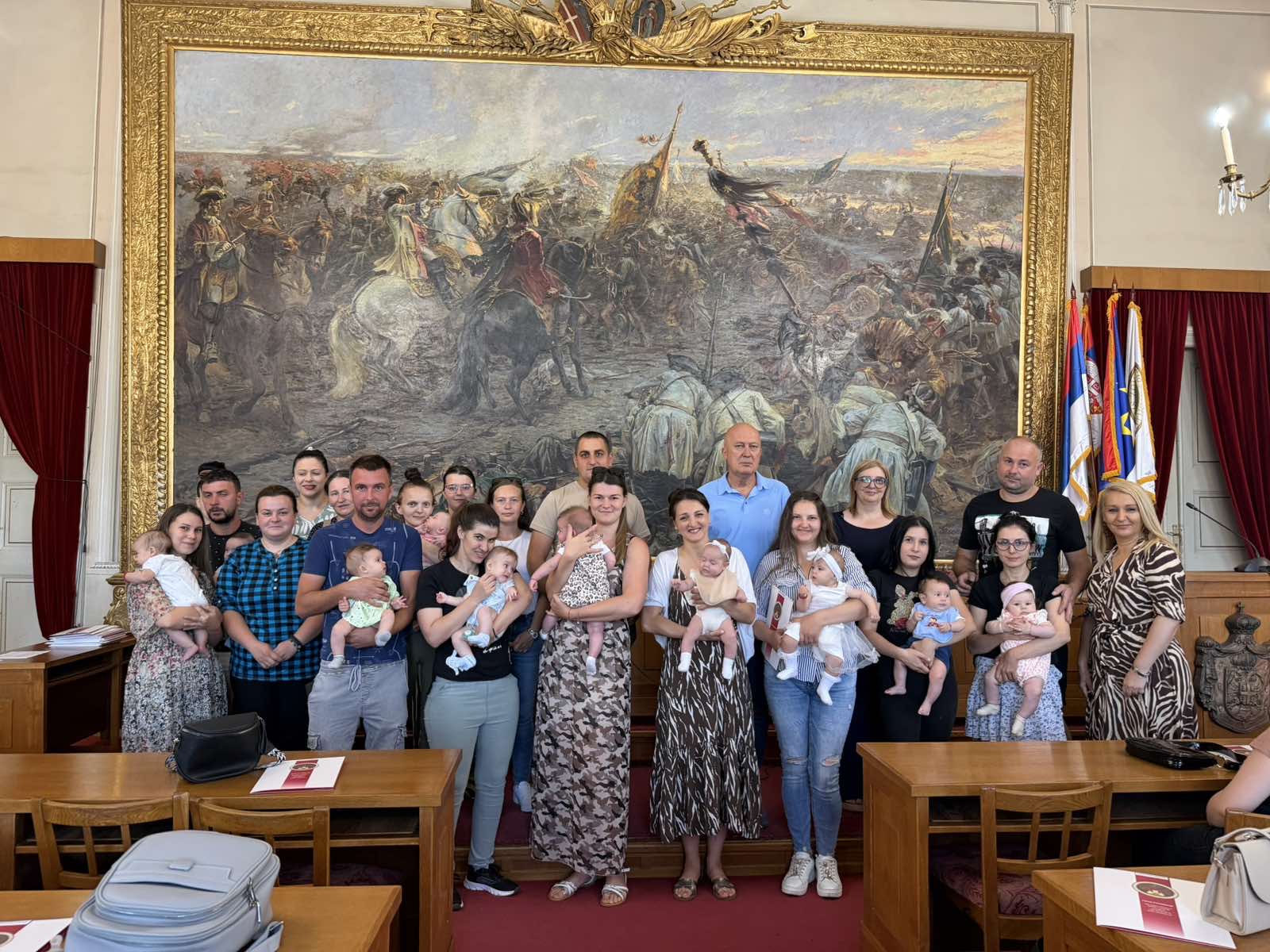 URUČENA REŠENjA O DODELI RODITELjSKOG DODATKA ZA PRVOROĐENO DETE I JEDNOKRATNE POMOĆI ZA NEZAPOSLENE PORODILjE